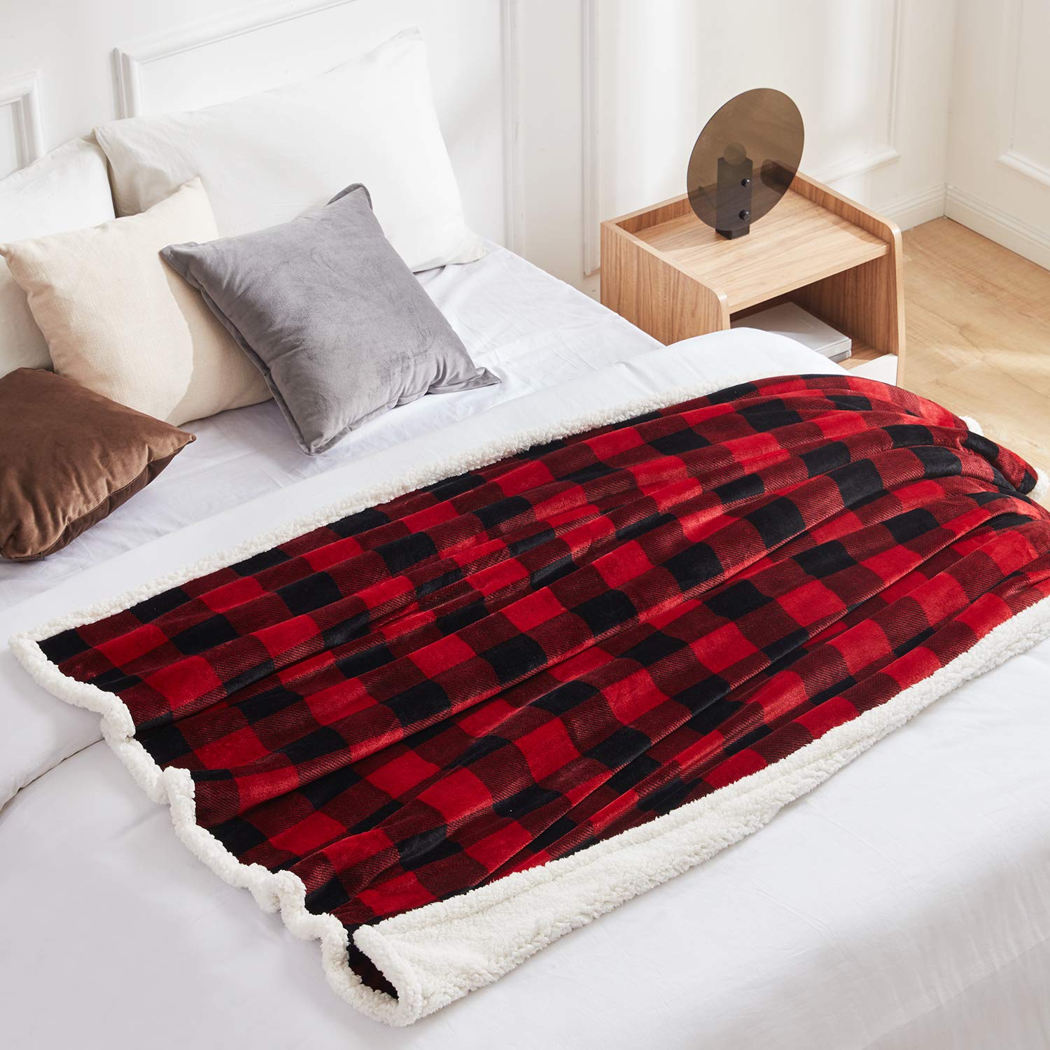 Touchat plaid posé sur canapé pour confort instantané et style cosy