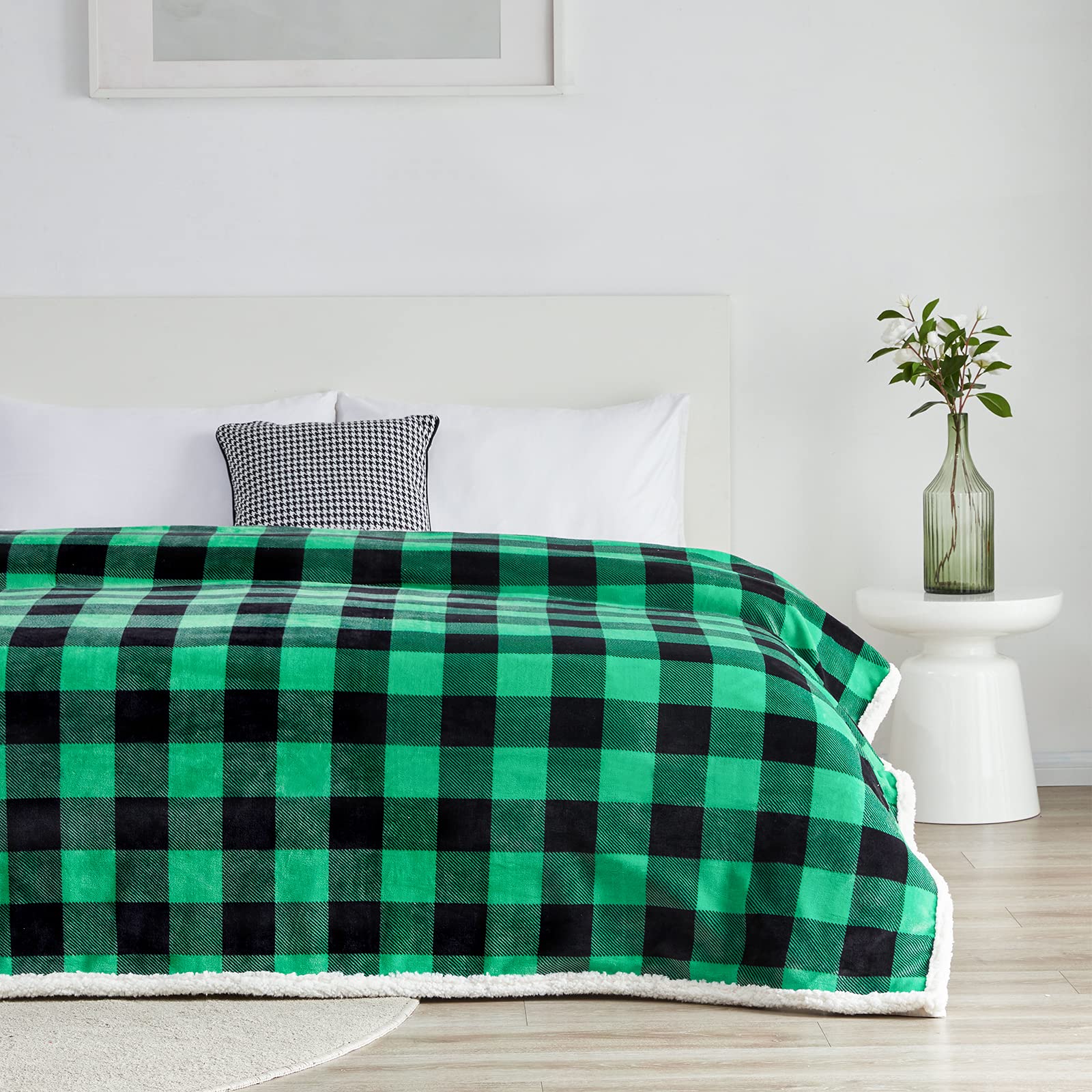 Touchat plaid utilisé sur canapé apportant confort et décoration