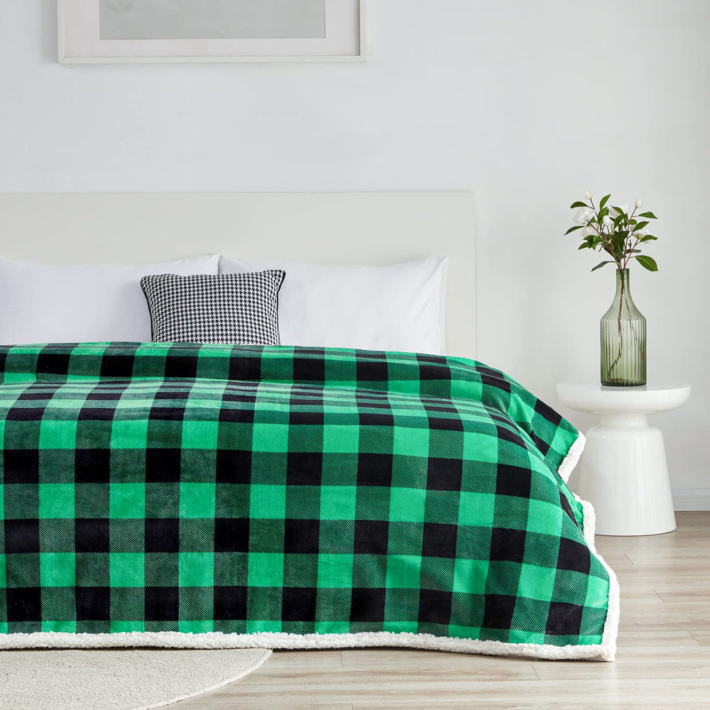 Touchat plaid utilisé sur canapé apportant confort et décoration