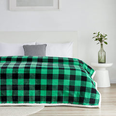 Touchat plaid utilisé sur canapé apportant confort et décoration