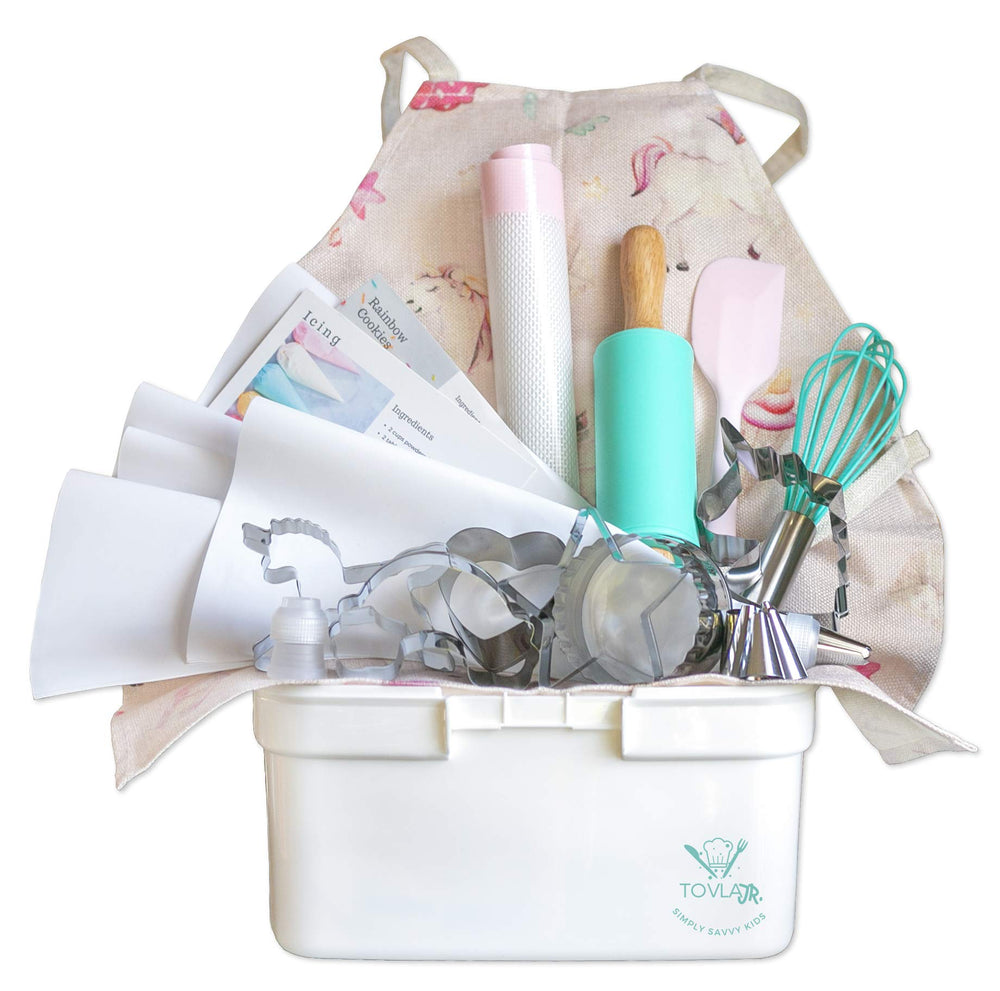 Tovla Jr enfant pâtissant avec le set pour activité créative