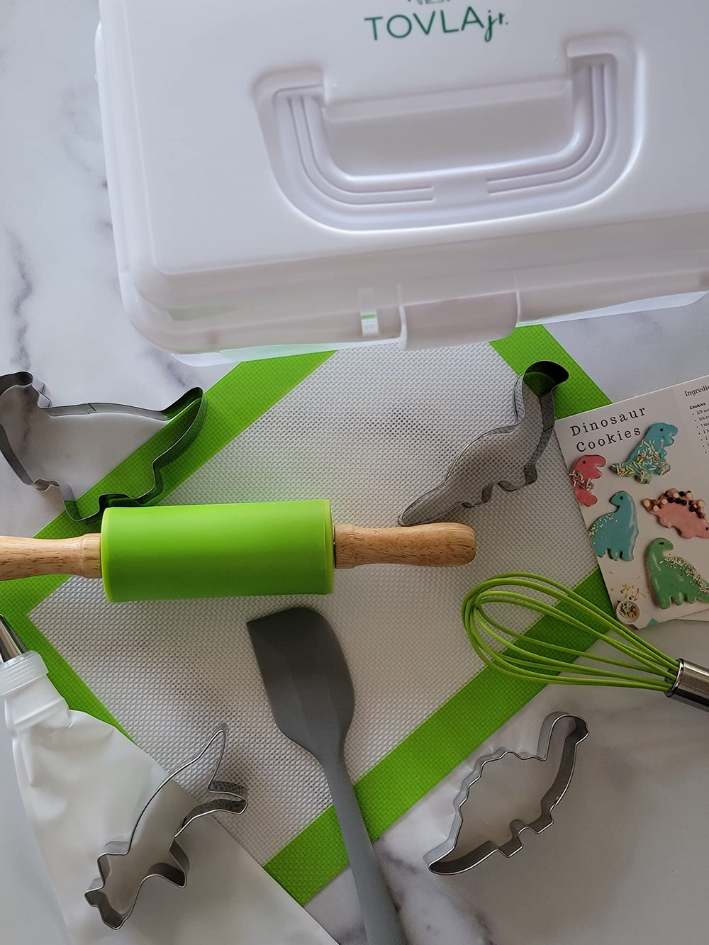 TOVLA JR. ustensiles en usage enfant décorant un cupcake pour apprentissage pratique
