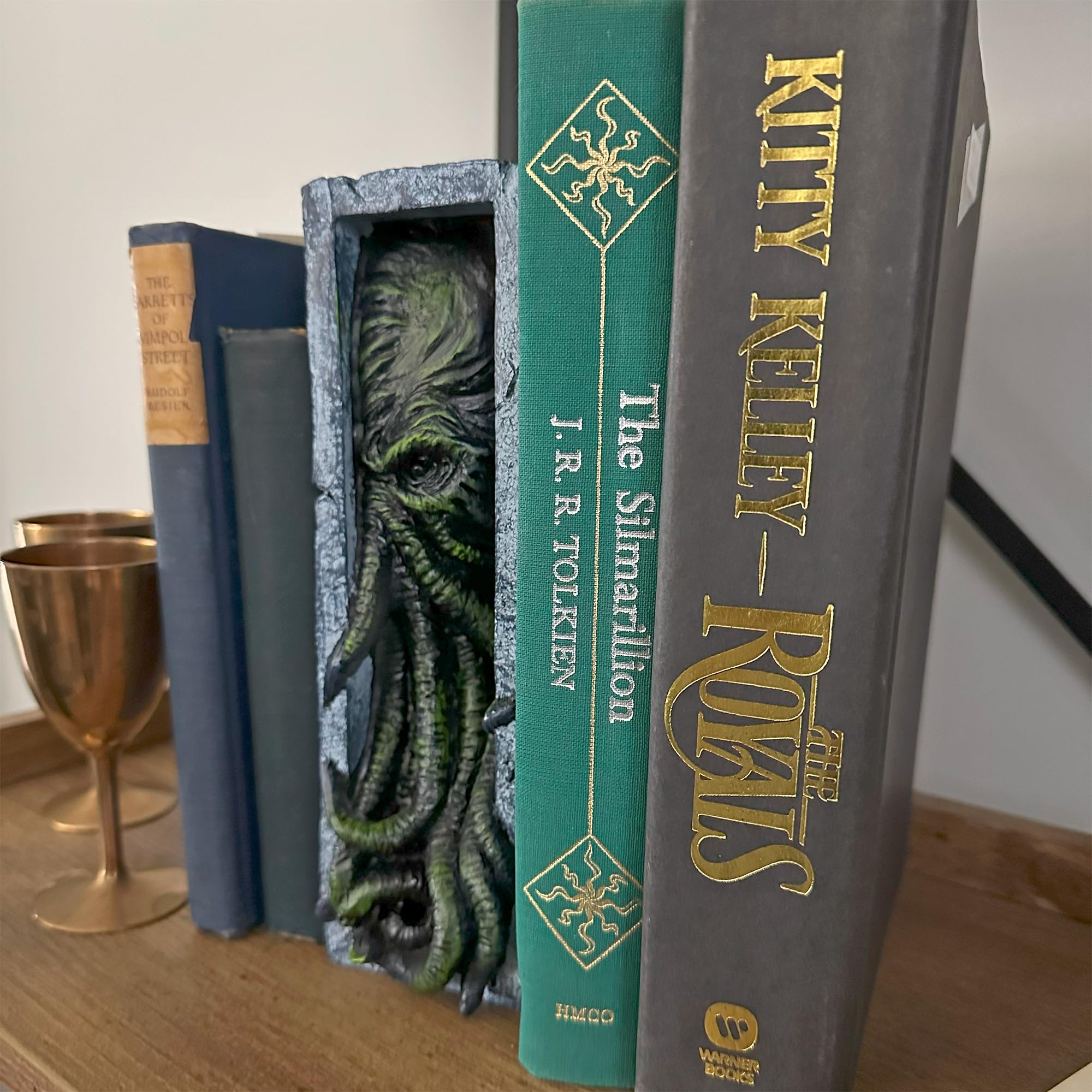 Toy Vault Cthulhu base montrant stabilité utile pour maintenir livres