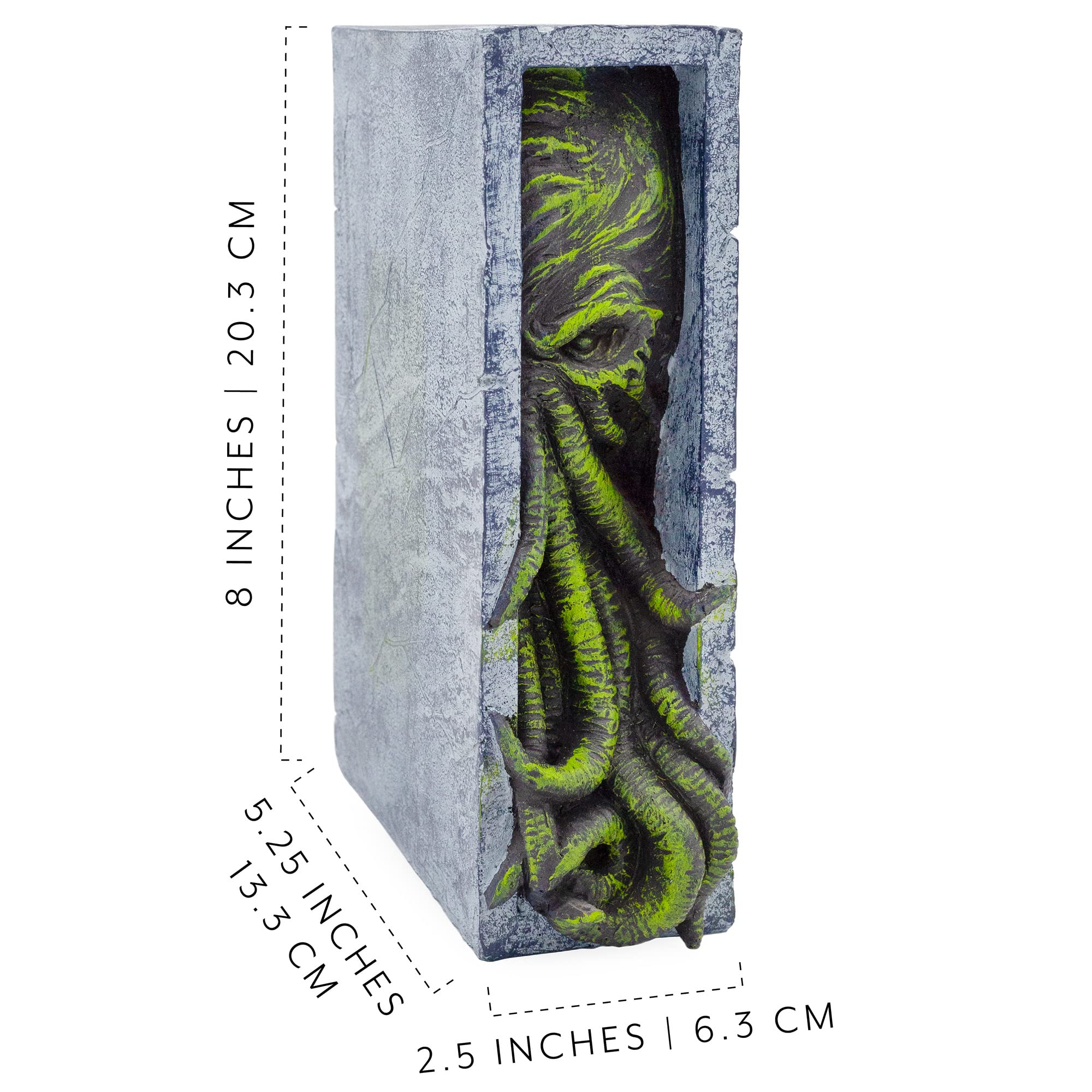 Toy Vault Cthulhu à côté de livres montrant échelle et fonctionnalité