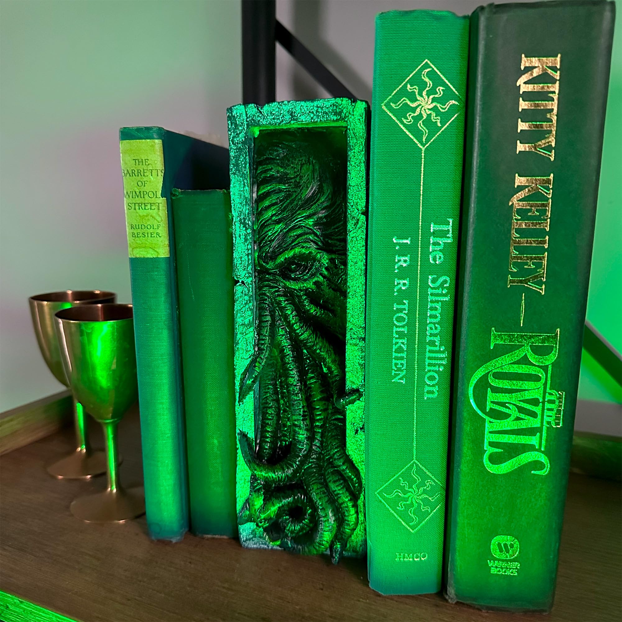 Toy Vault Cthulhu posé sur une bibliothèque ajoutant ambiance gothique