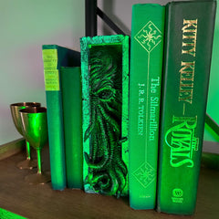 Toy Vault Cthulhu posé sur une bibliothèque ajoutant ambiance gothique