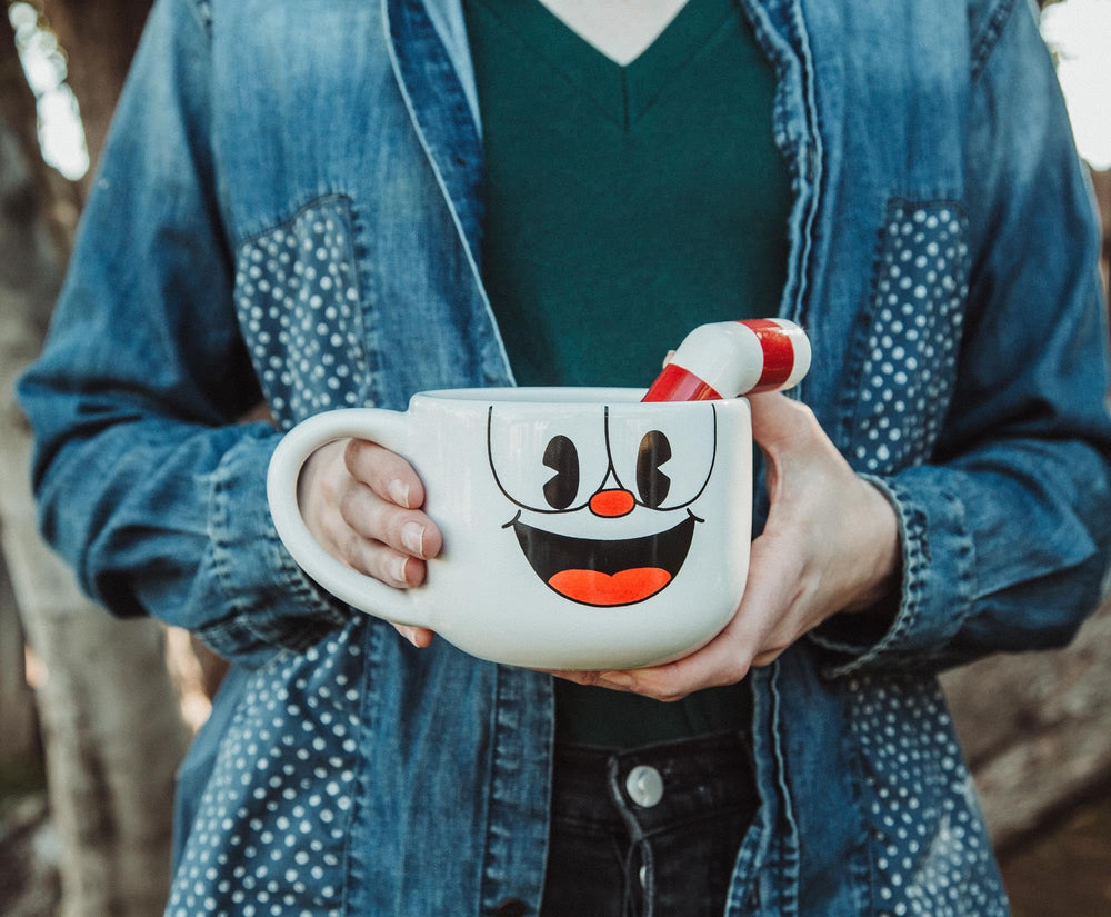 Toynk Cuphead tasse en usage sur bureau apportant style et fonctionnalité