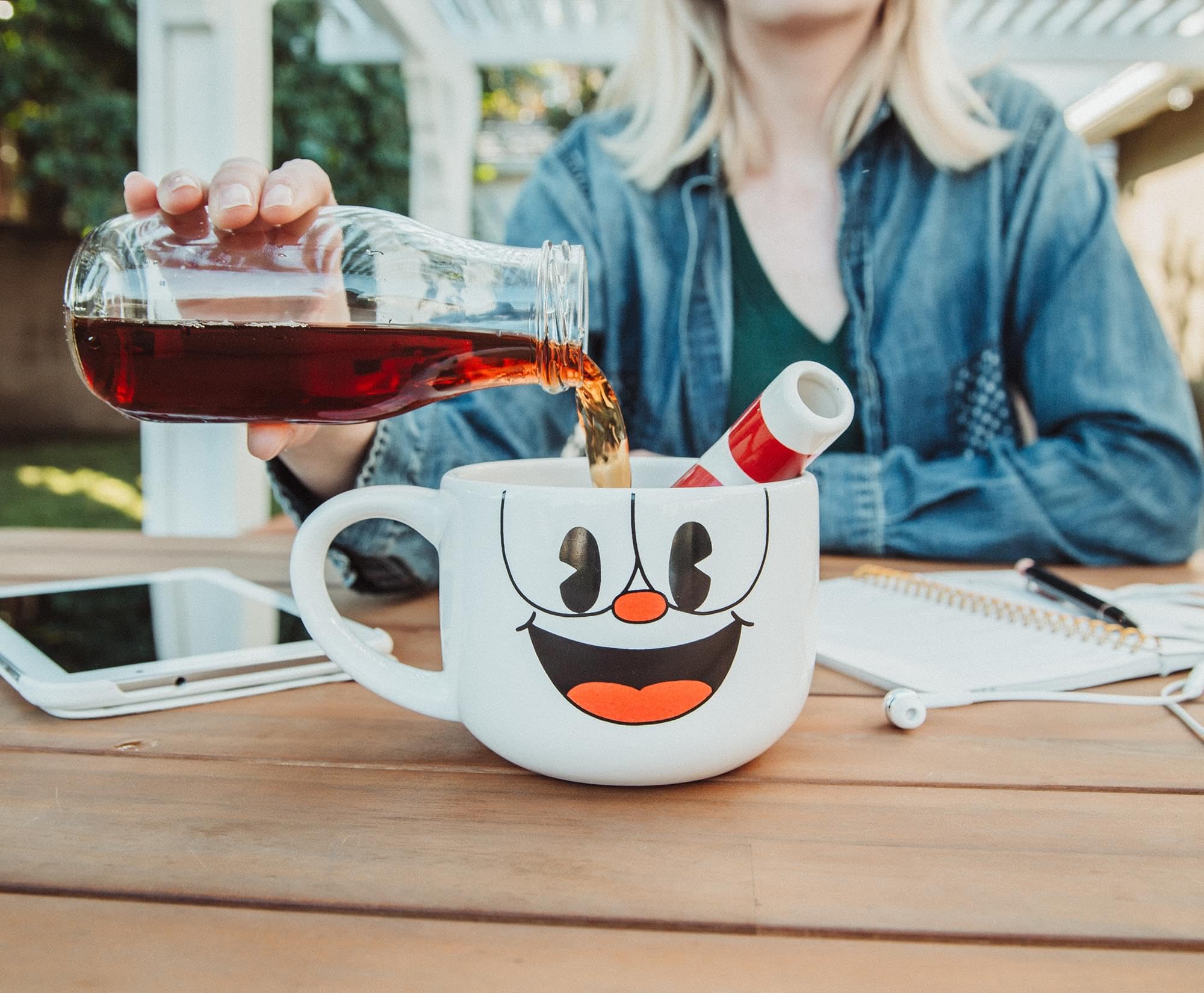 Toynk Cuphead posé près d’un micro-ondes et lave-vaisselle pour entretien facile