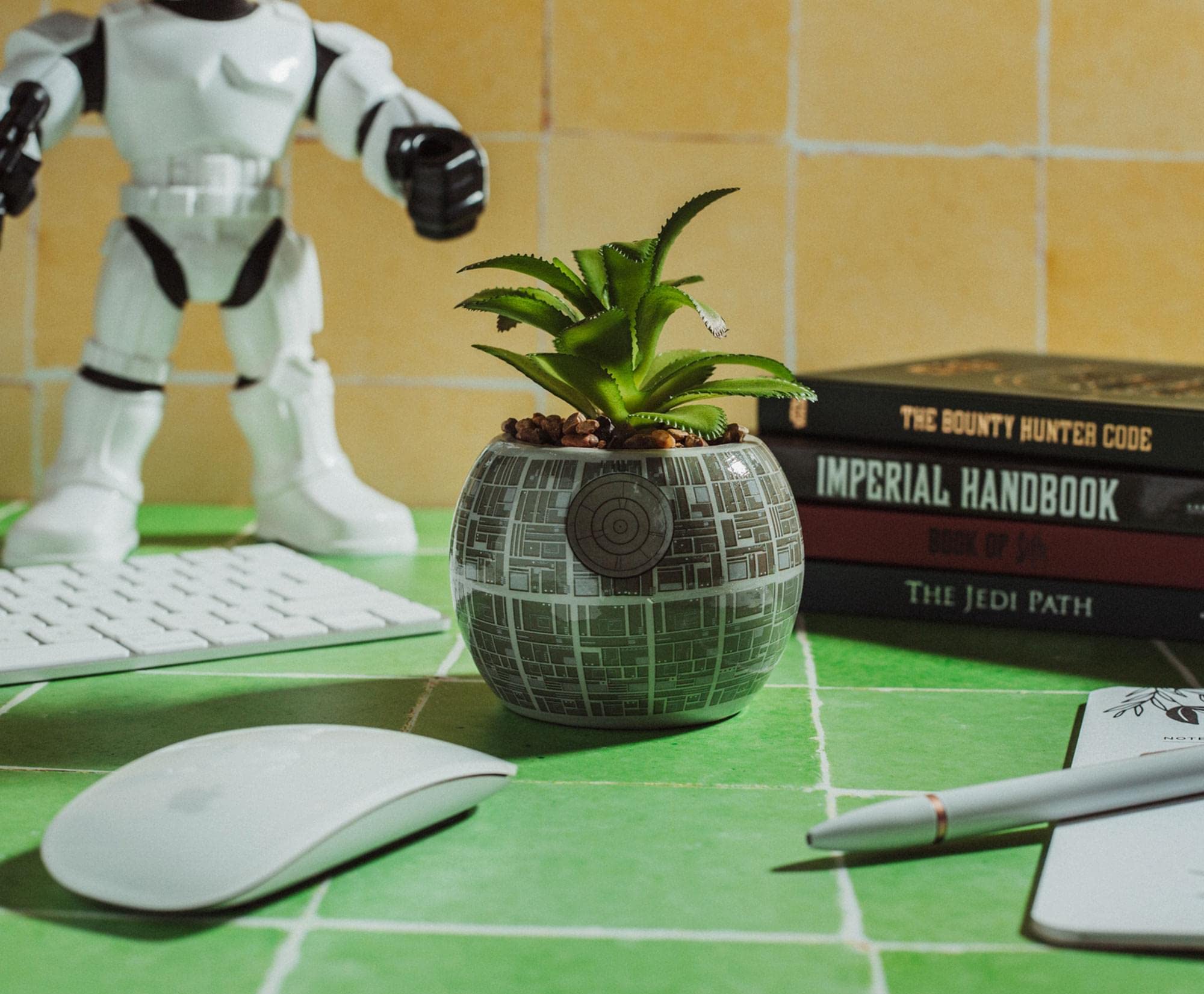 Toynk Death Star sur bureau apportant personnalité sans entretien