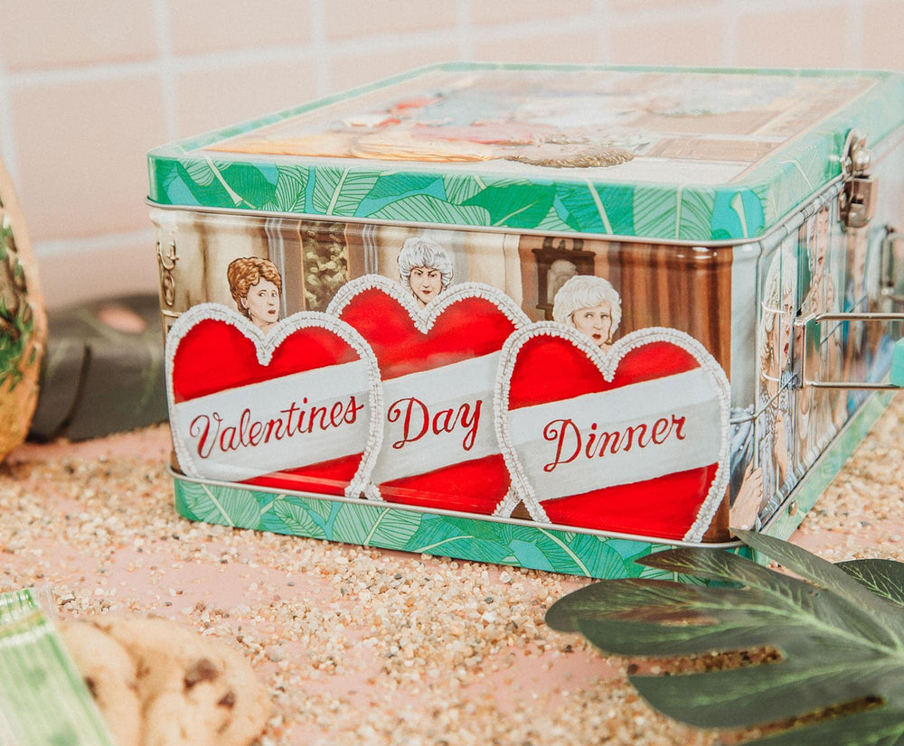 Toynk boîte Golden Girls comparée à une main pour évaluer la taille