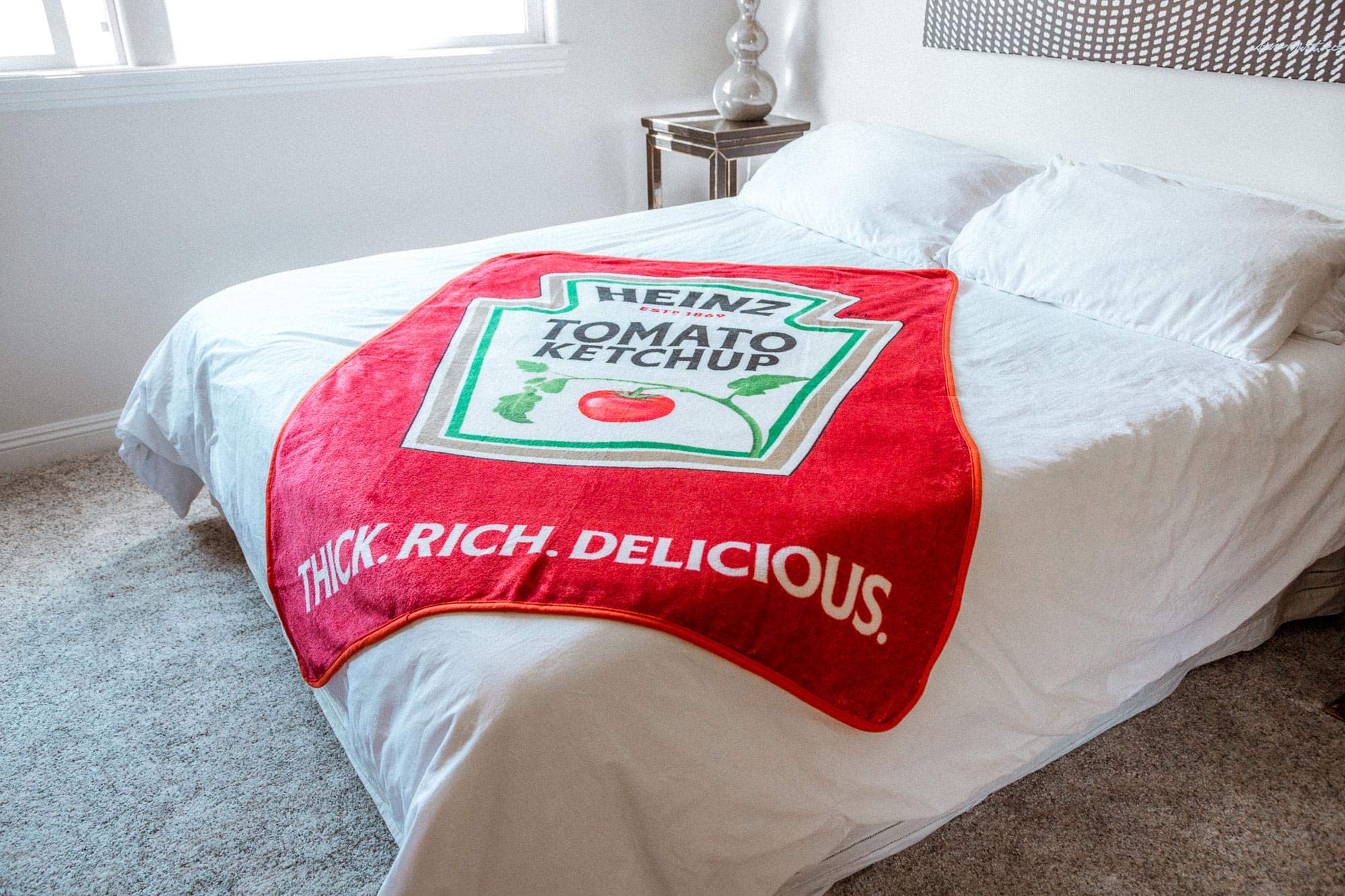 Toynk Heinz plaid comparé à un coussin pour visualiser la taille