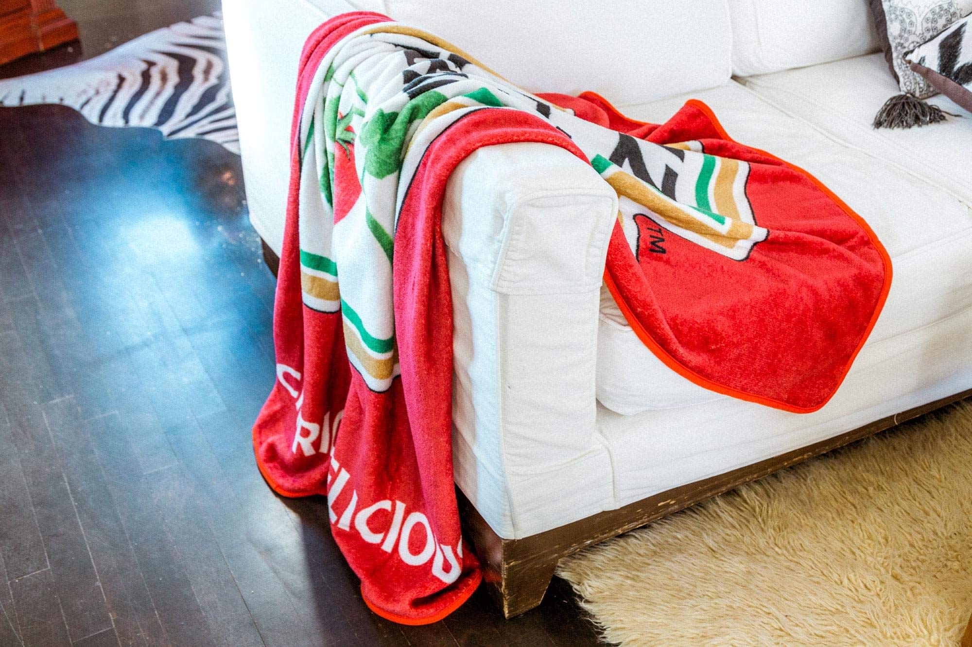 Toynk Heinz plaid posé sur lit créant une ambiance ludique et cosy
