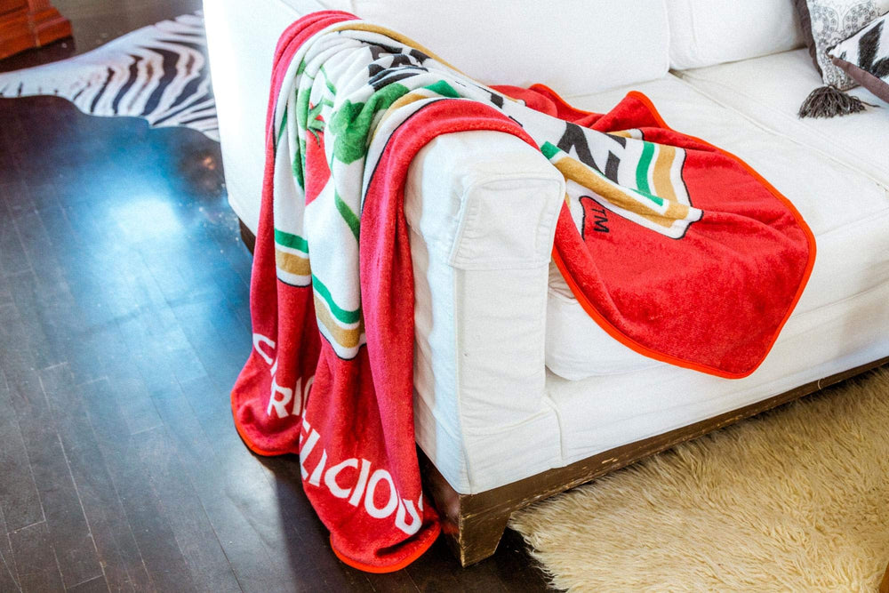 Toynk Heinz plaid posé sur lit créant une ambiance ludique et cosy