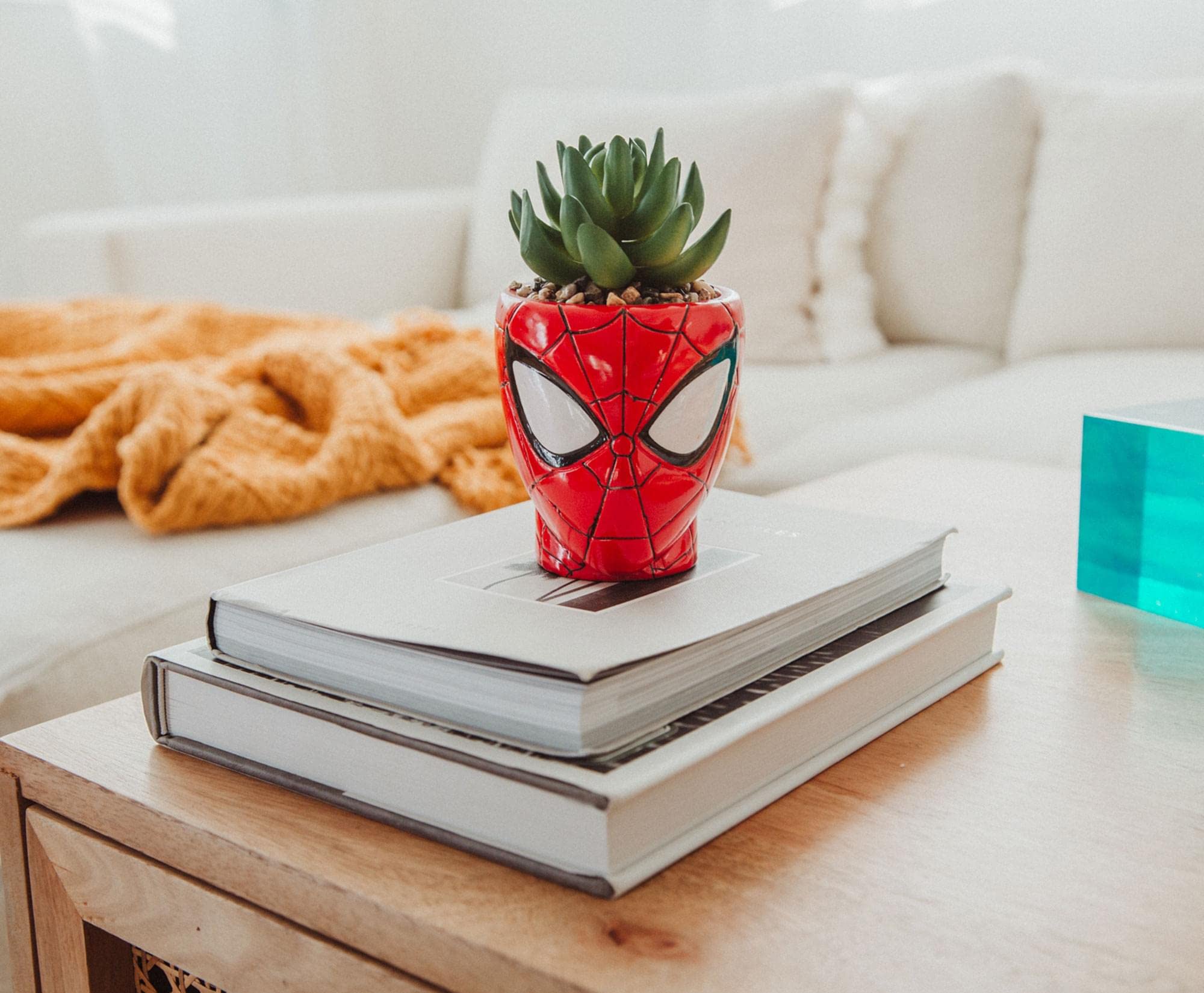 Toynk Spider-Man placé sur une étagère parmi autres objets Marvel coordonnés