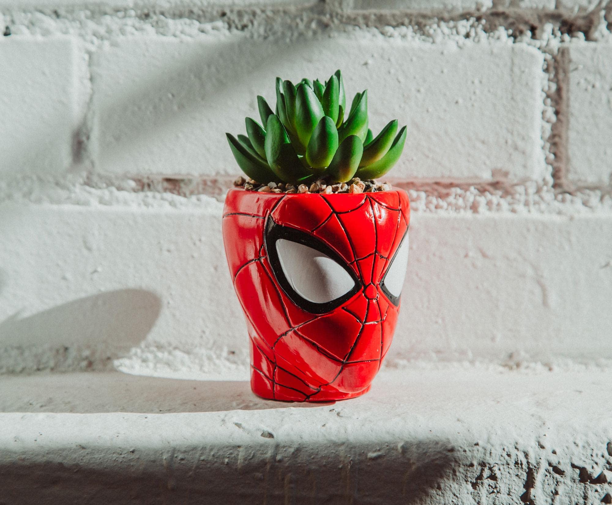 Toynk Spider-Man mis en scène sur un bureau pour ambiance geek pratique