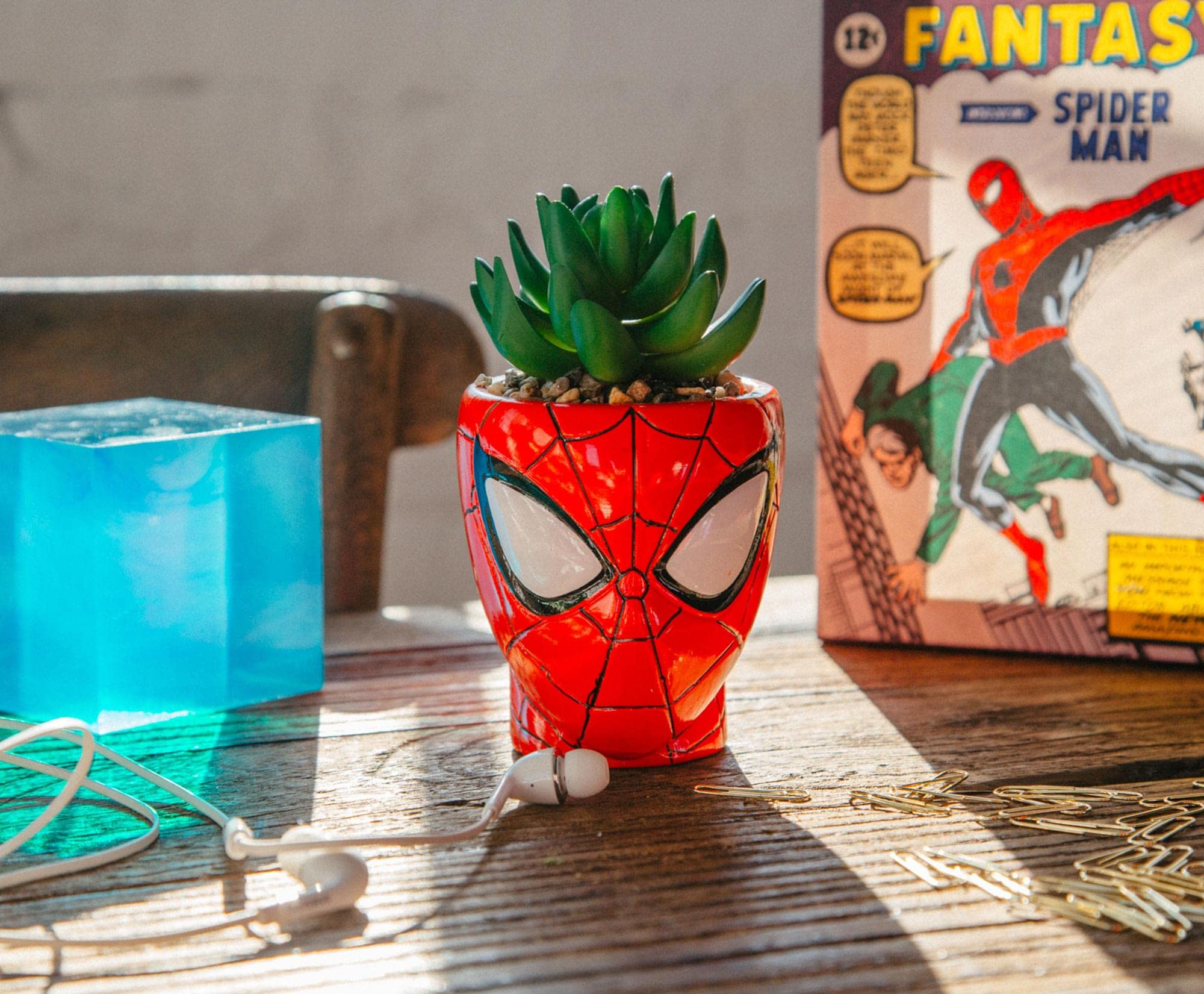 Toynk Spider-Man base et dessous du pot montrant qualité de fabrication