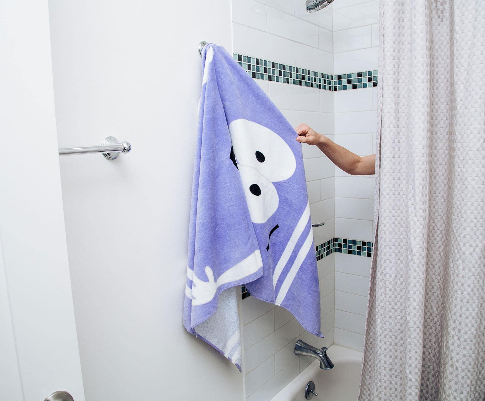 Toynk serviette Towelie posée à côté d'une règle, montre l'échelle 30 x 60 pouces