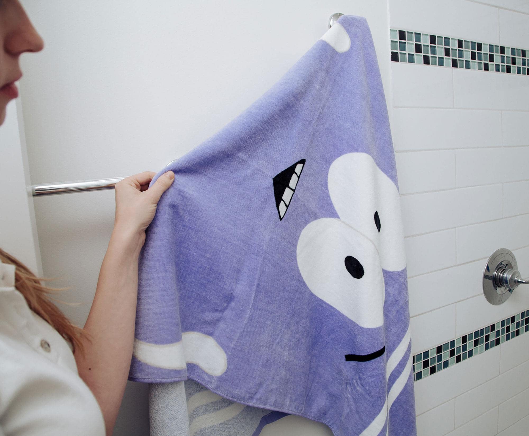 Toynk serviette Towelie drapée sur chaise, apporte style décoratif à la maison