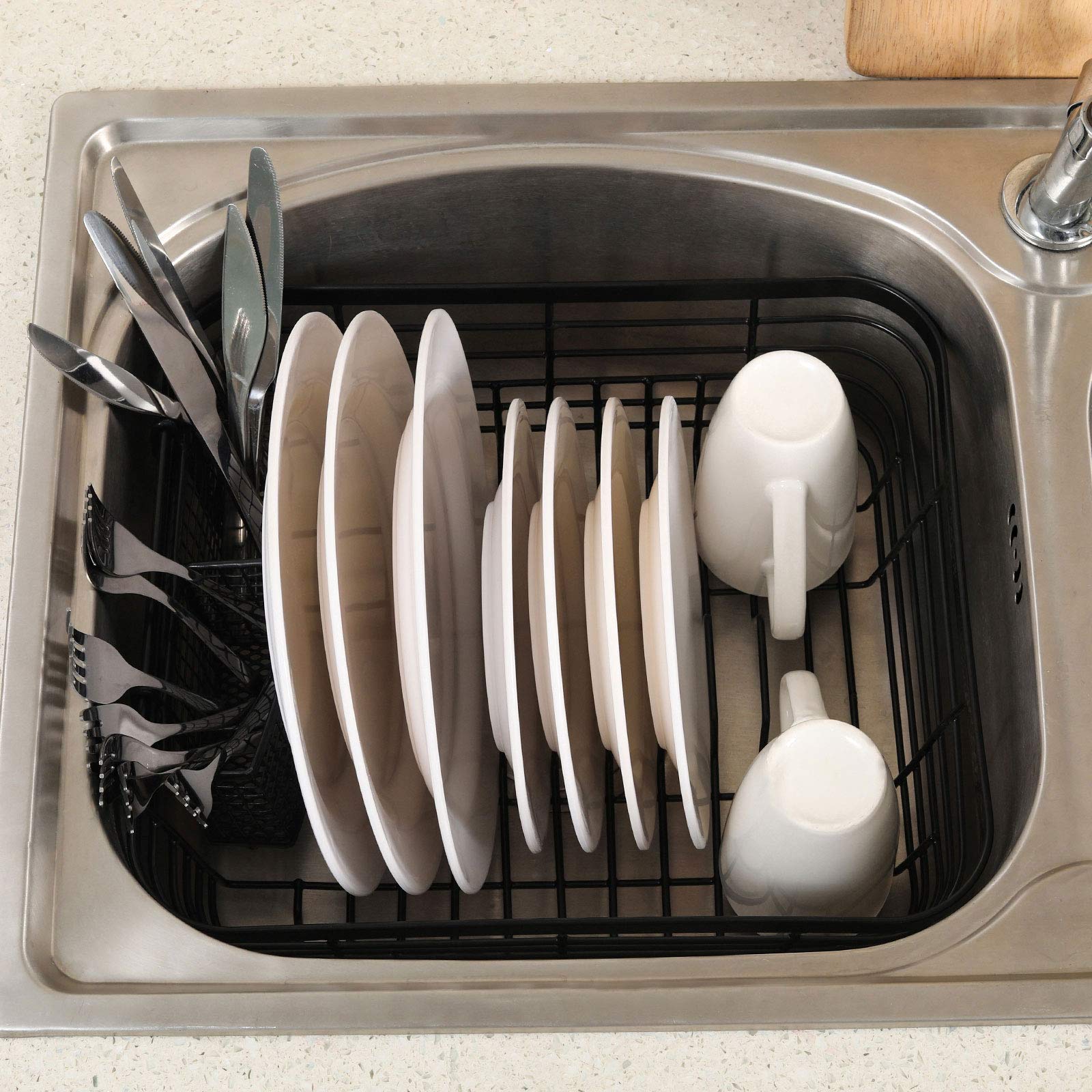 TQVAI égouttoir en usage avec vaisselle optimisant séchage vertical