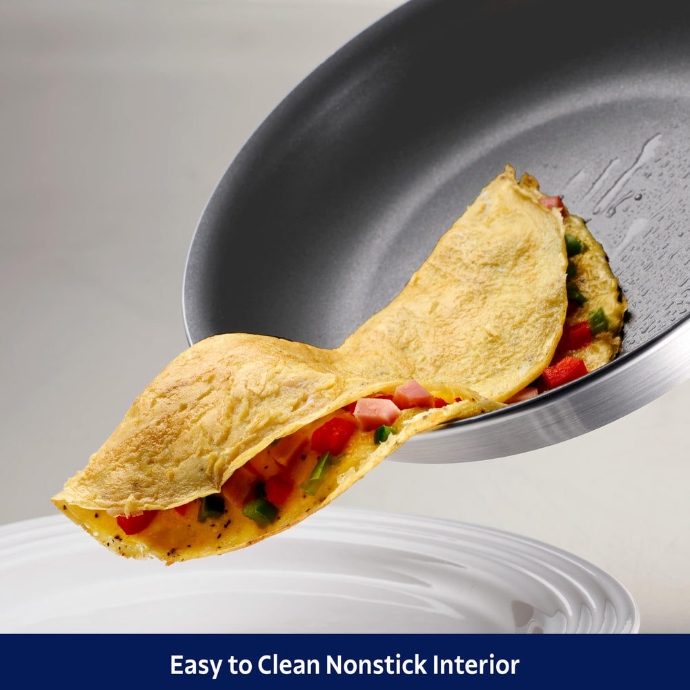 Tramontina poêle posée sur une table dressée illustrant sa polyvalence pour repas en famille