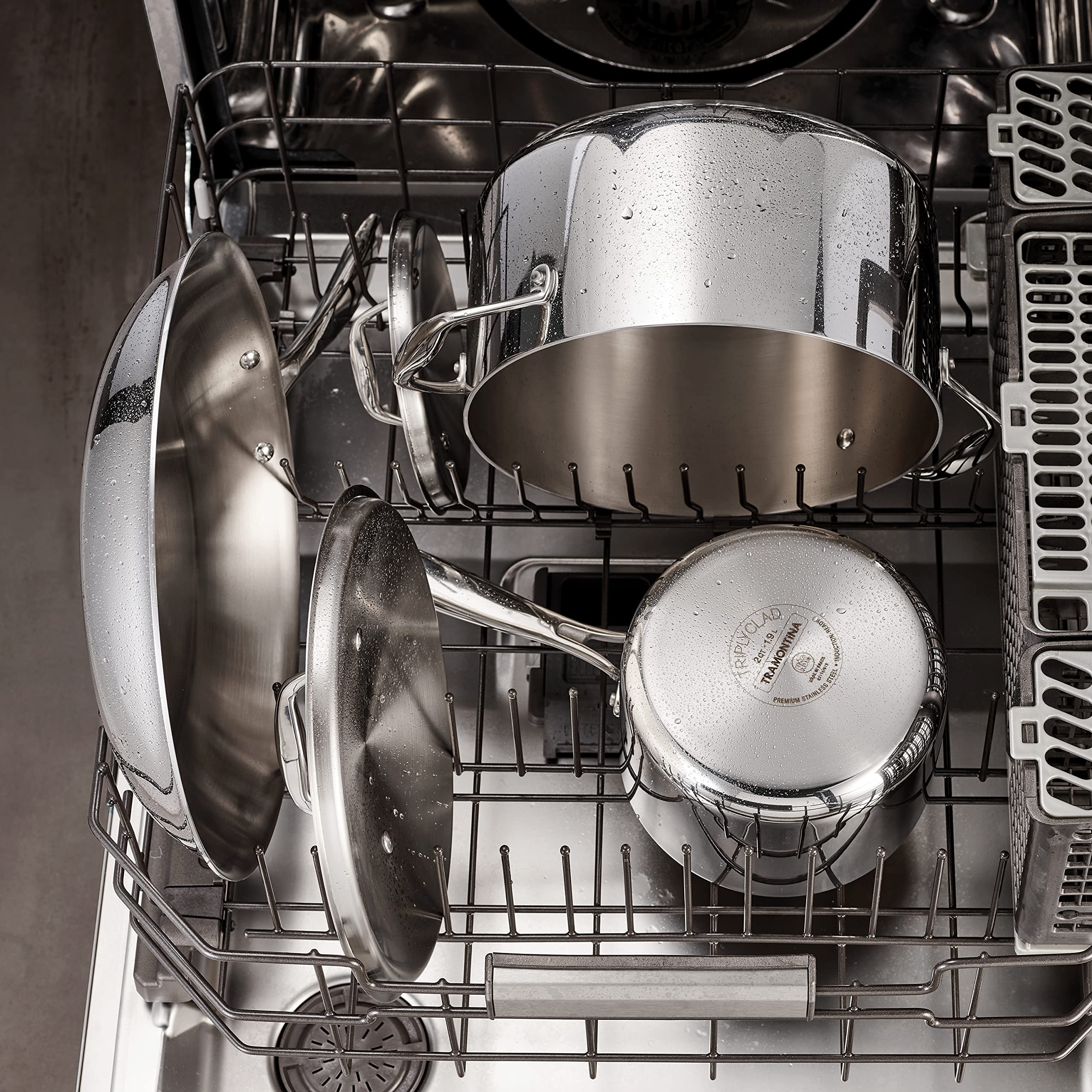 Tramontina poêle cuisinant un œuf pour portion individuelle parfaitement dorée