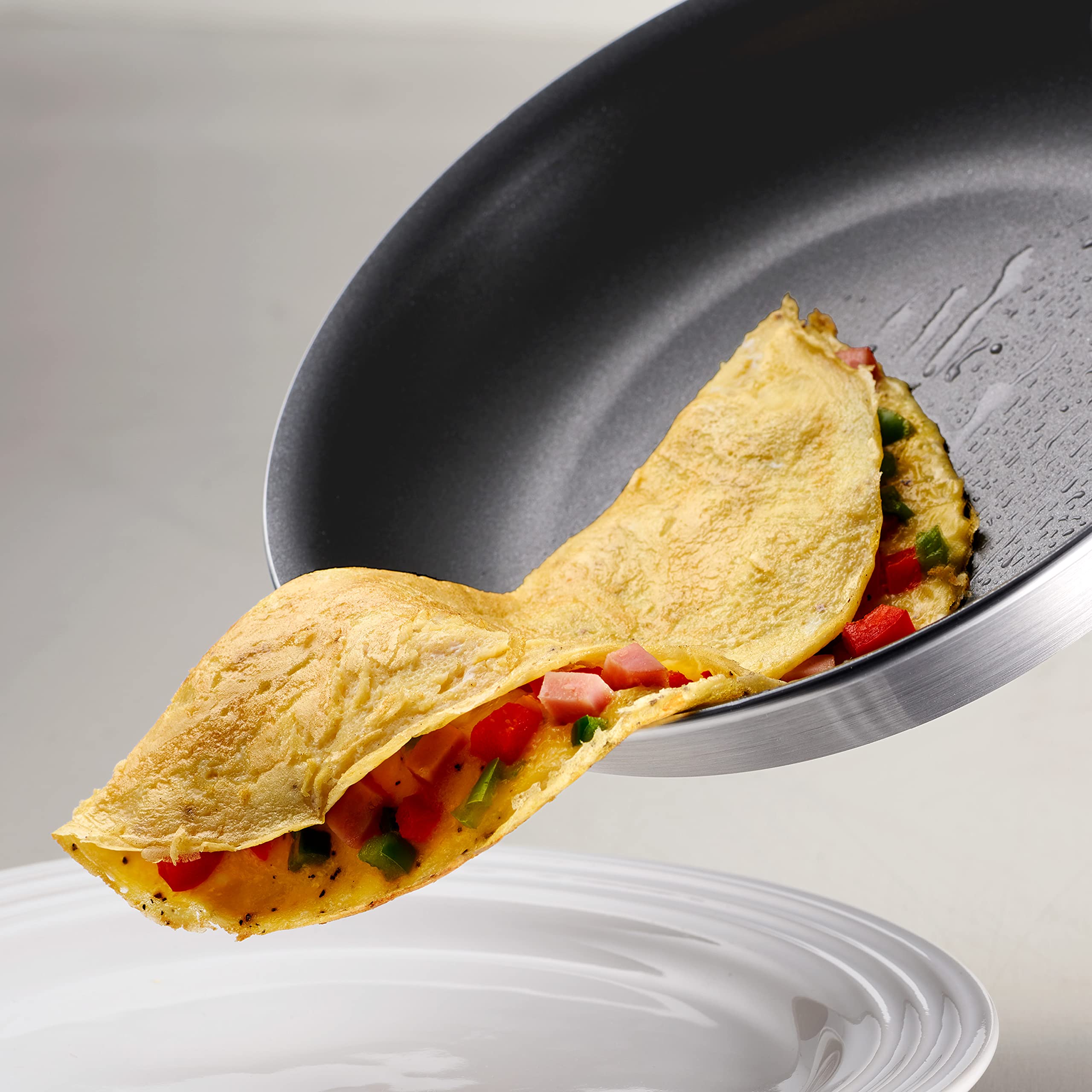 Tramontina poêle comparée à une assiette pour visualiser l’échelle de 10 pouces