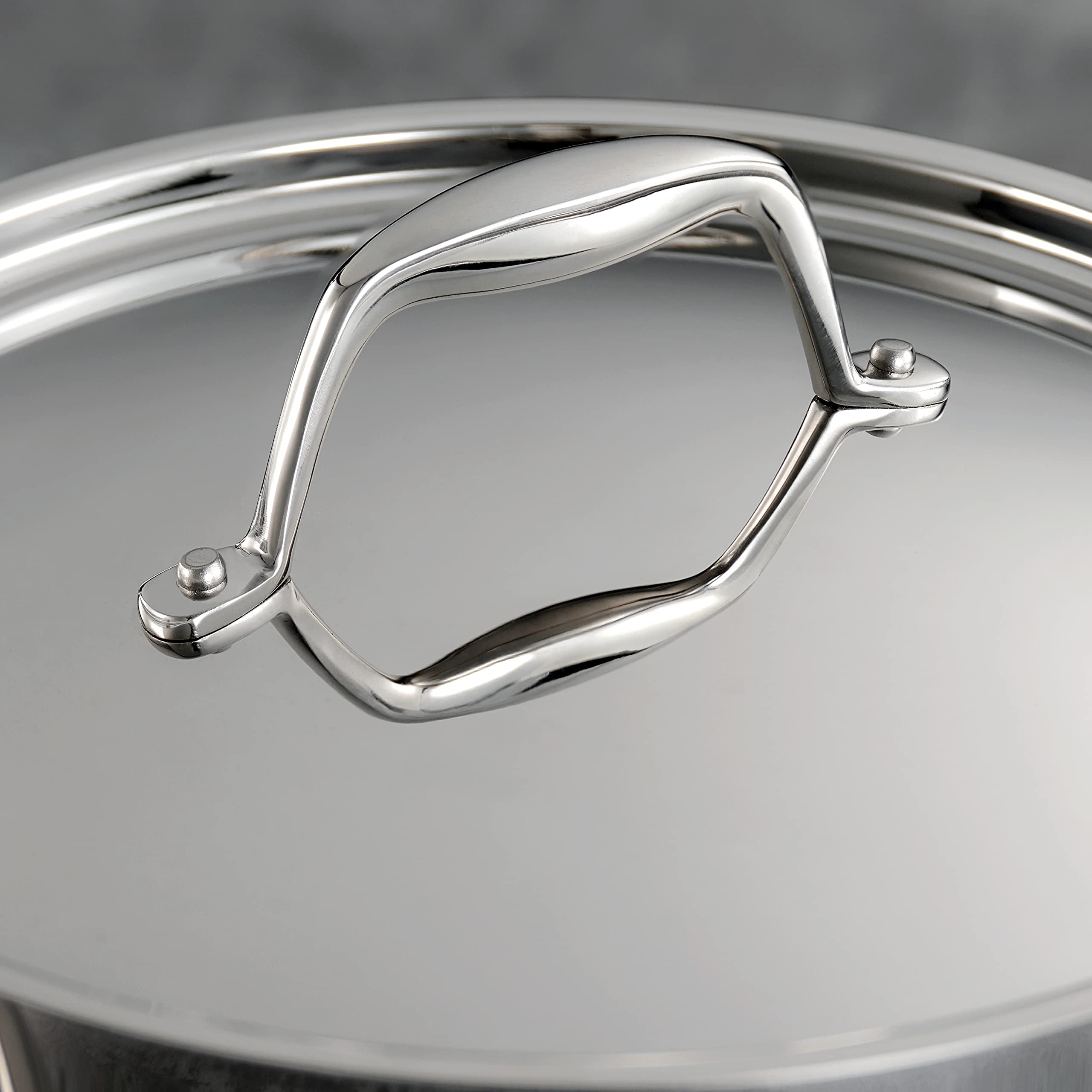 Tramontina casserole en usage préparation de sauce démontrant contrôle précis de la cuisson