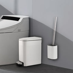 TrashAid ensemble poubelle et brosse présenté complet pour salle de bain organisée