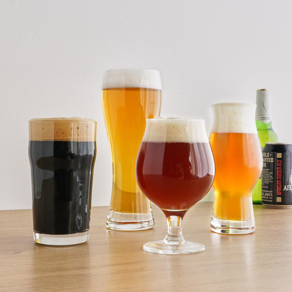 True gros plan verre de blé avec mousse généreuse, révèle fraîcheur et bulles
