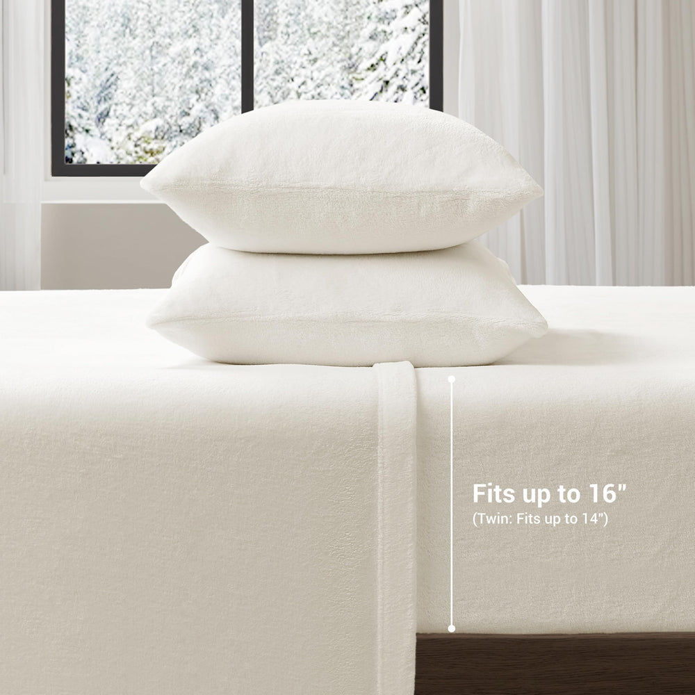 True North drap plat retombant sur le lit pour un look soigné