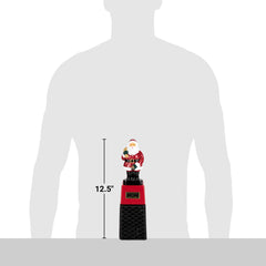 True Santa en action versant du whisky pour un service propre et précis