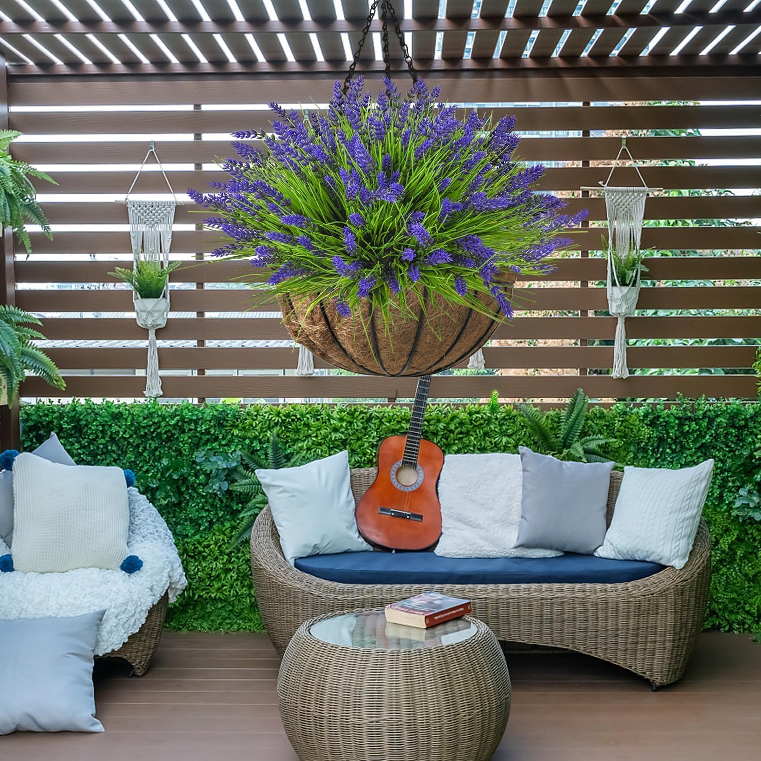 trytuny lavandes installées en jardinière sur balcon apportant couleur durable et ambiance