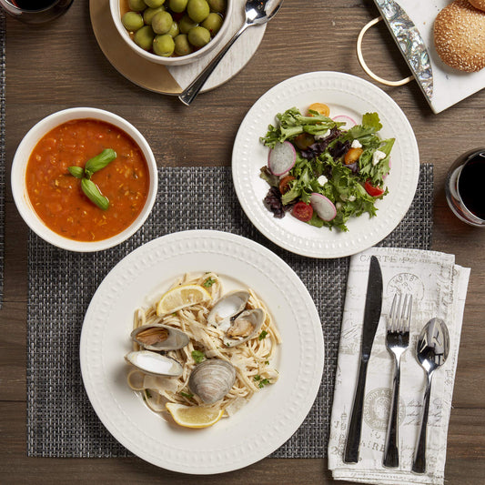 TTU gros plan assiette de dîner Bloom, porcelaine vitrifiée résistante