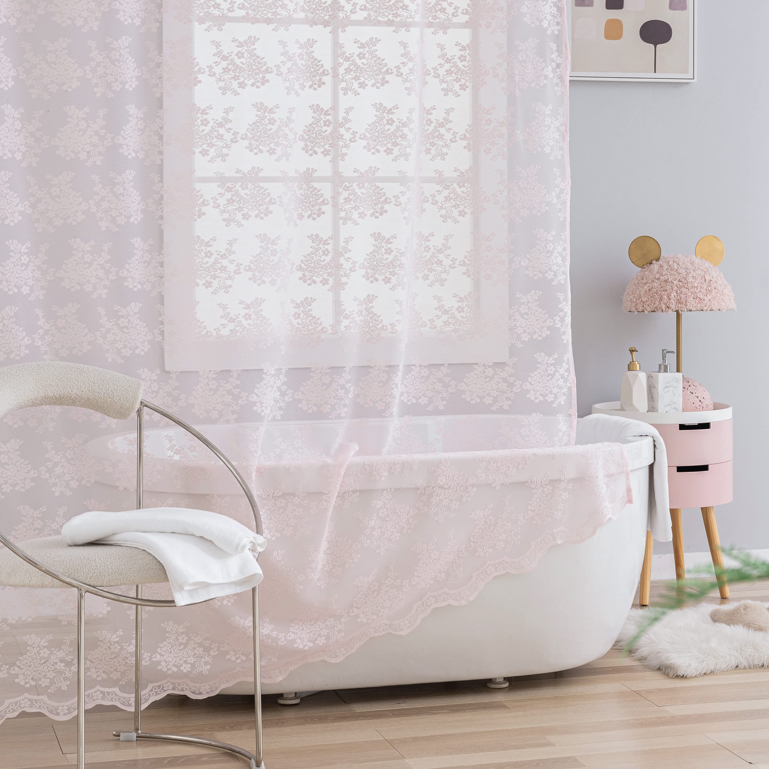TUDECO rideau en situation illuminant une salle de bain féminine