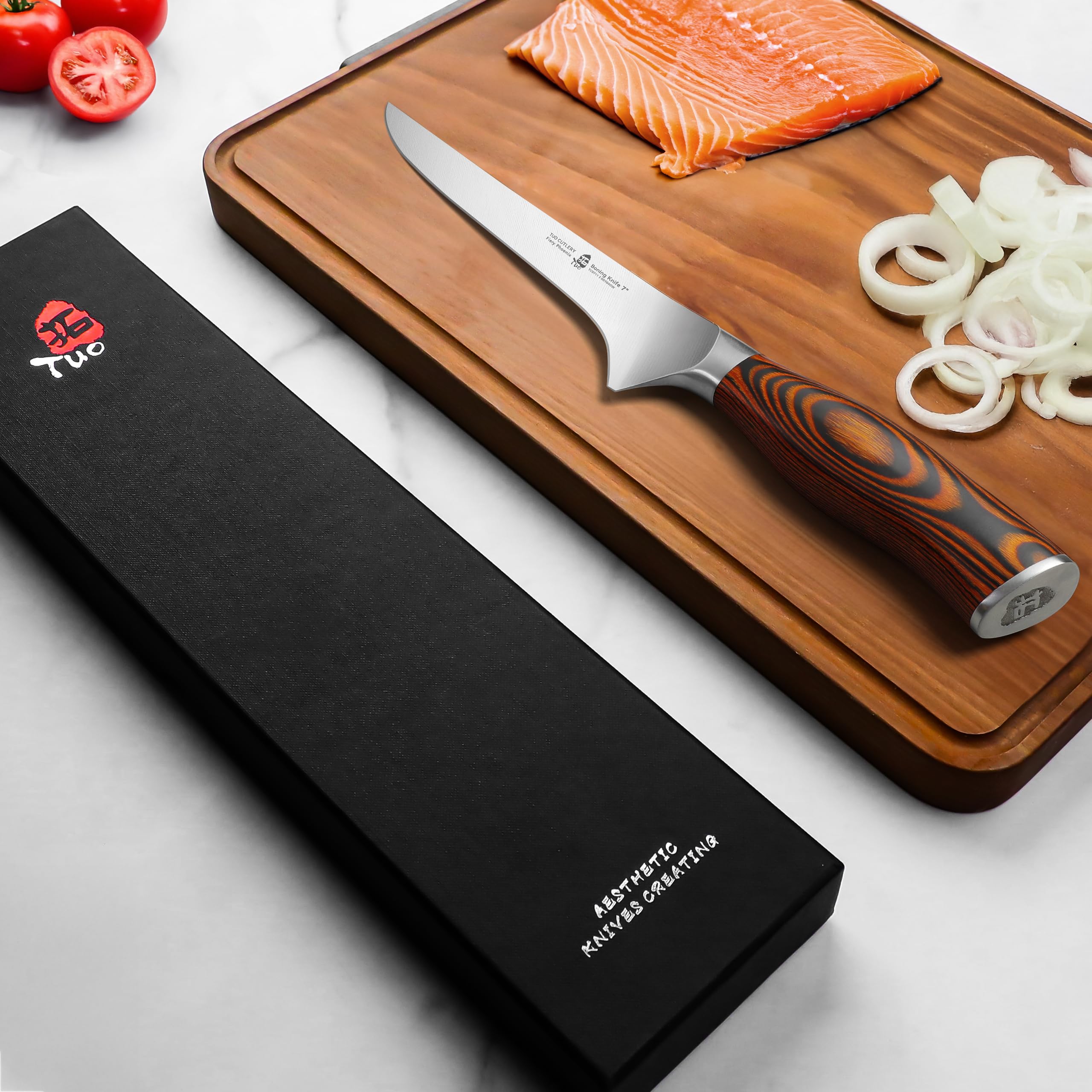 TUO couteau posé sur planche à découper, usage quotidien en cuisine