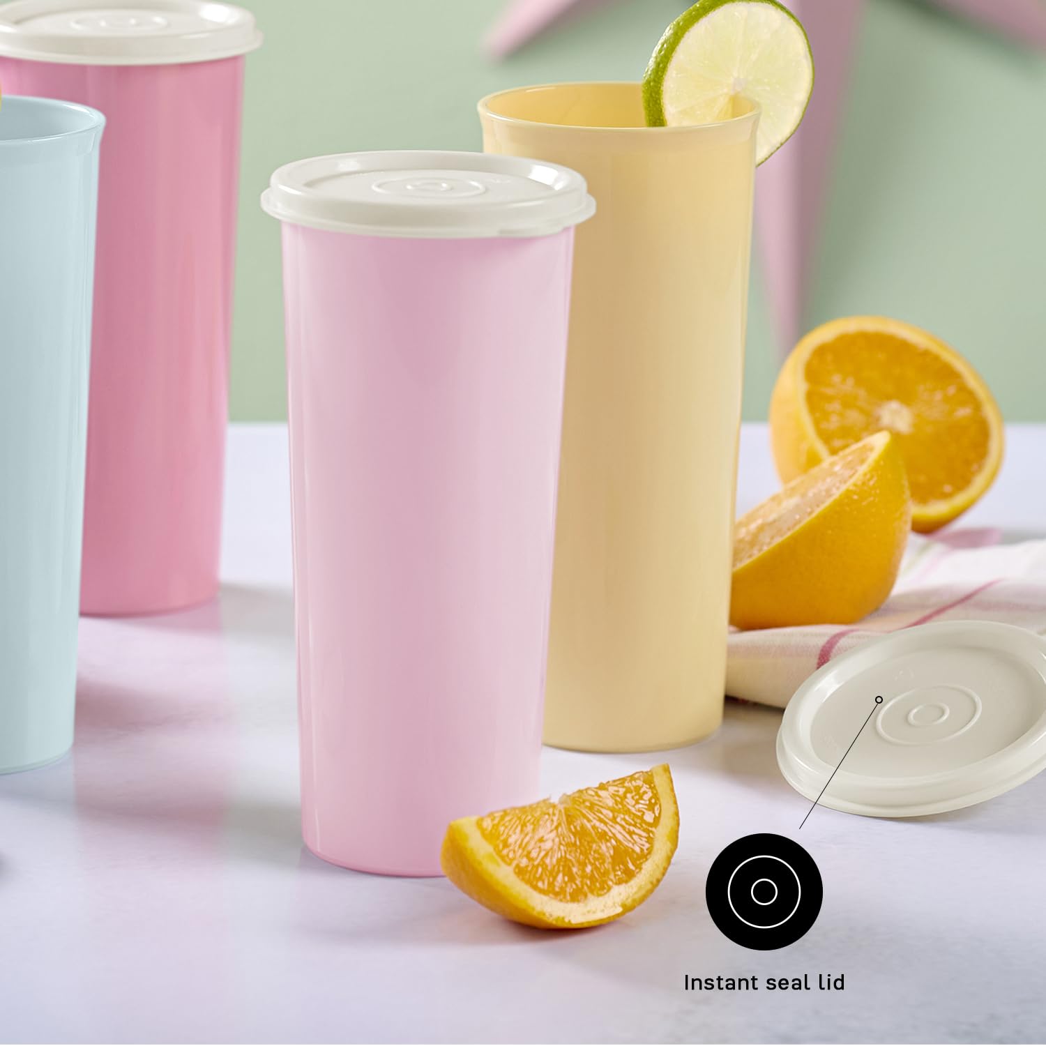 Tupperware gobelet tenu par une main d'enfant, prise facile et sûre