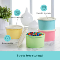 Tupperware en usage illustrant versée de farine depuis un canister, manipulation facile