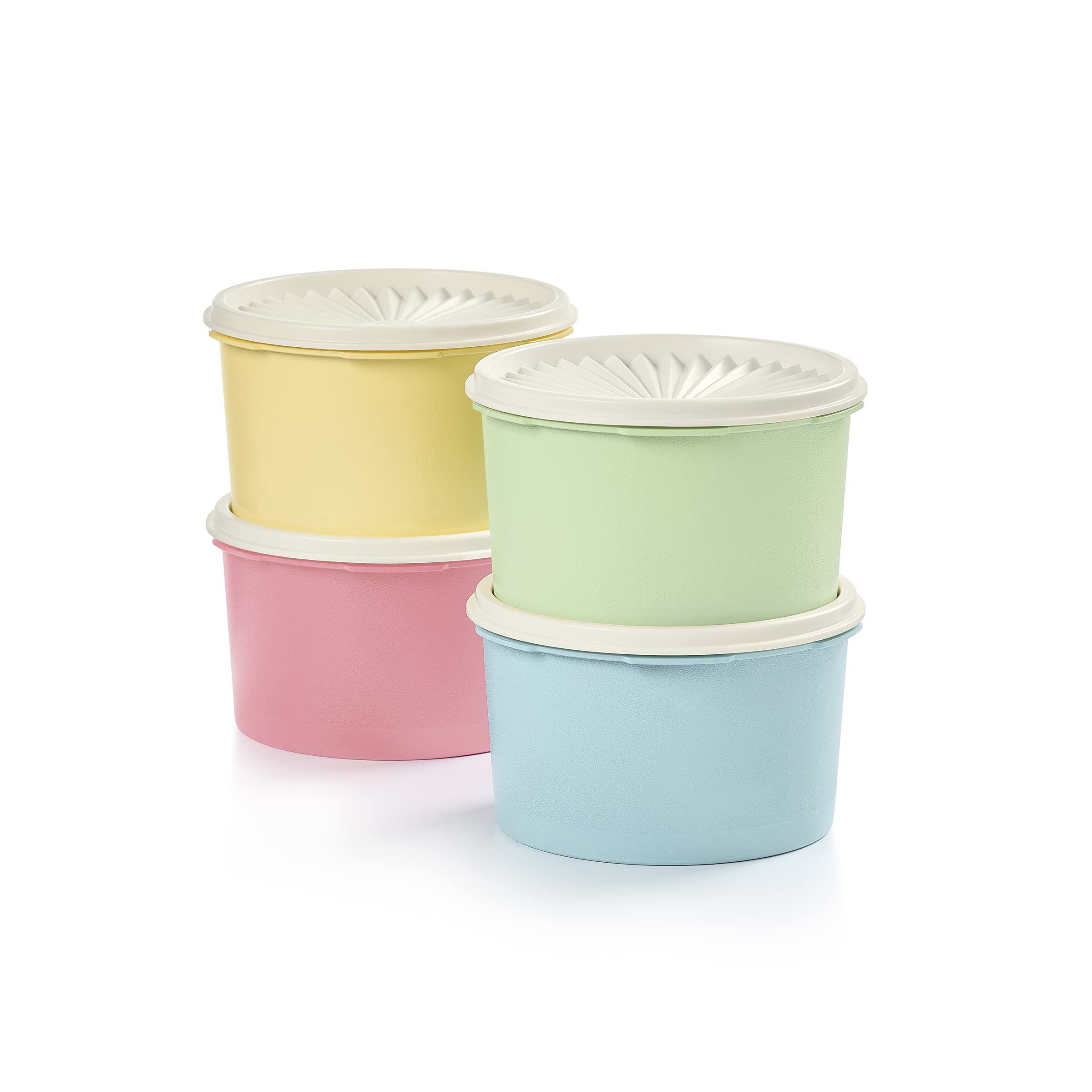 Tupperware ensemble devant montrant quatre canisters pastel et quatre couvercles, organisation claire