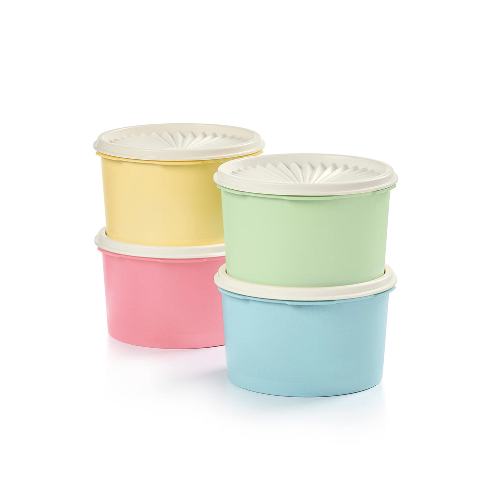 Tupperware ensemble devant montrant quatre canisters pastel et quatre couvercles, organisation claire