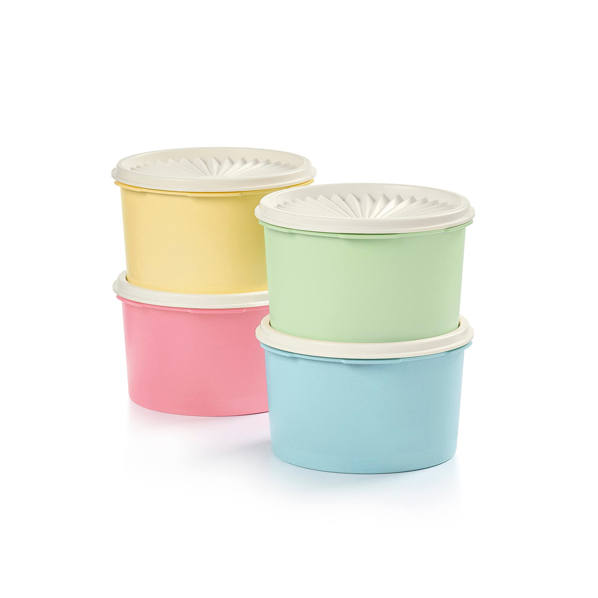 Tupperware ensemble devant montrant quatre canisters pastel et quatre couvercles, organisation claire