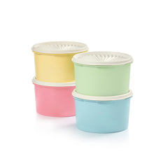 Tupperware ensemble devant montrant quatre canisters pastel et quatre couvercles, organisation claire