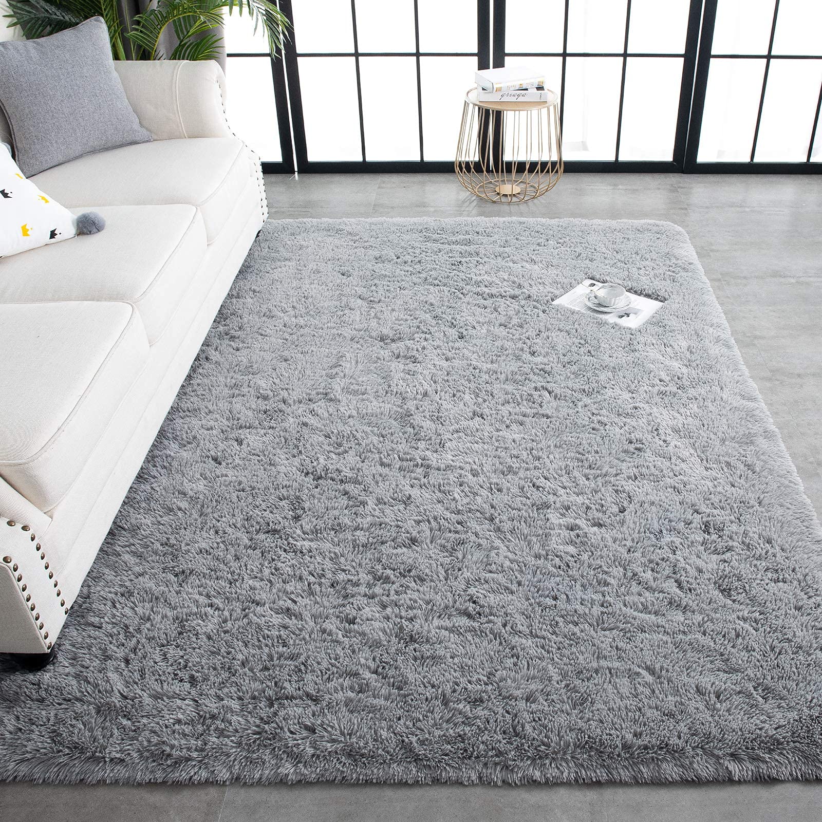 TWINNIS tapis à côté d'un canapé pour comparer taille et proportion dans la pièce