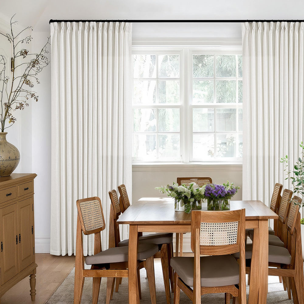 TWODRAPES rideau dans salon beige écru apportant chaleur décorative