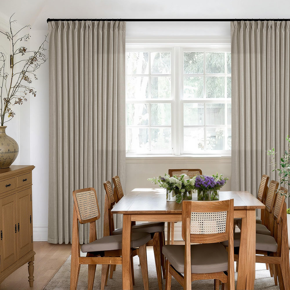TWODRAPES comparaison d'échelle montrant dimensions 40x90 pouces pour ajustement facilité