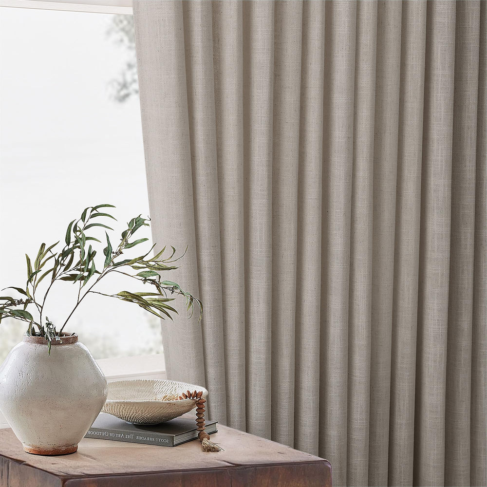 TWODRAPES drapé en main montrant densité et toucher du tissu