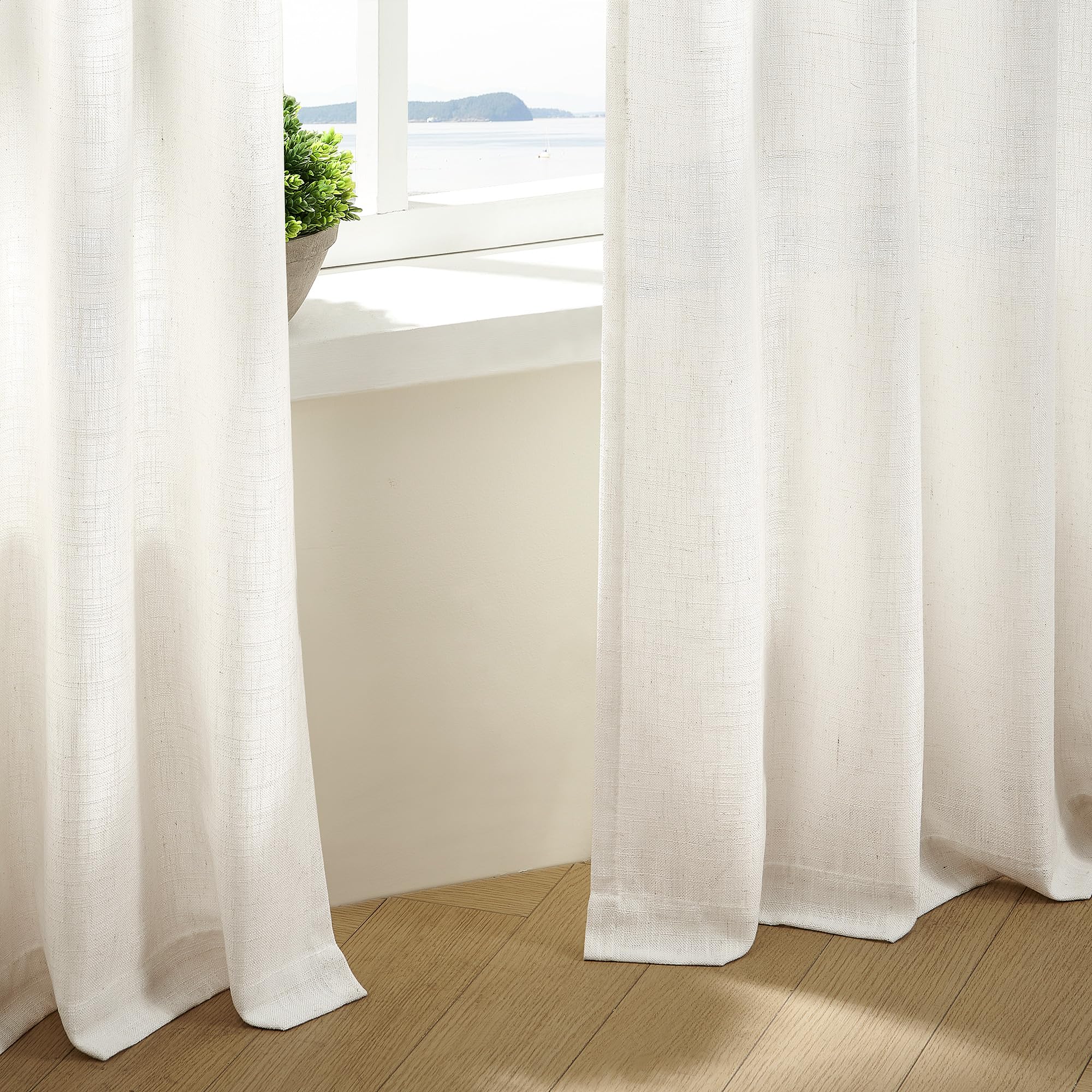 TWODRAPES scène décorative associant rideau et mobilier pour style contemporain