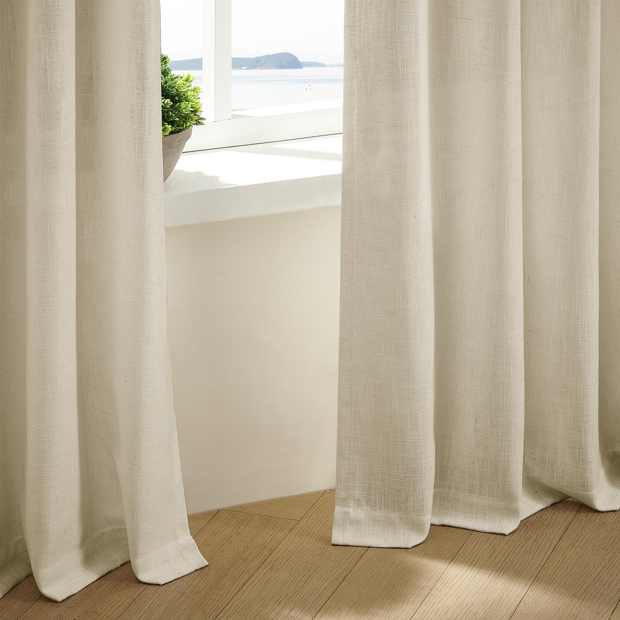 TWODRAPES comparaison taille montrant 108 pouces et échelle standard