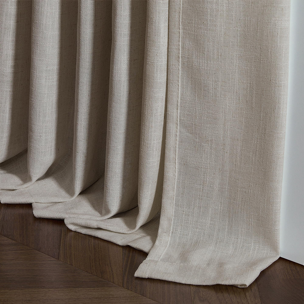 TWODRAPES ambiance décorative Burlywood Birch intégrée à intérieur chaleureux et harmonieux