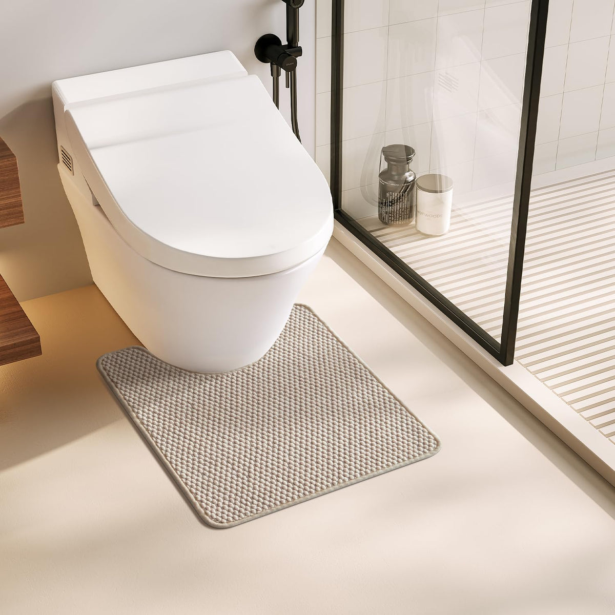 TYUU tapis WC vue frontale beige, finition lisse pour confort immédiat