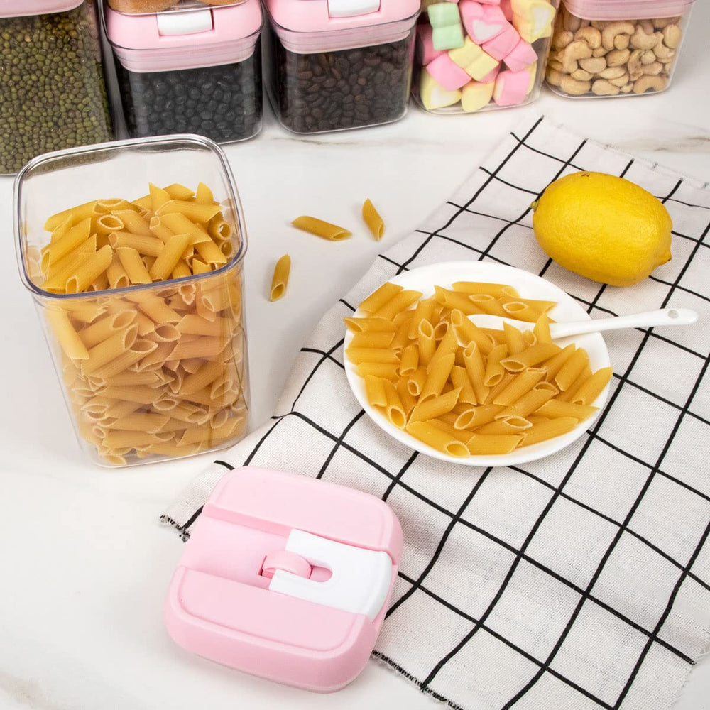 U-QE boîte tenue à la main pour comparaison de taille et portion
